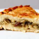 Il calzone, torta rustica fatta semplicemente con farina, olio, acqua e sale e ripiena di cipolla stufata nell�olio d�oliva e poi arricchita da olive, capperi, uova, acciughe e pomodori. � celebrato a Binetto, Corato, Modugno e soprattutto ad Acquaviva delle Fonti, patria della mitica cipolla rossa, dove dal 1971 ogni ottobre si tiene un�attesa sagra